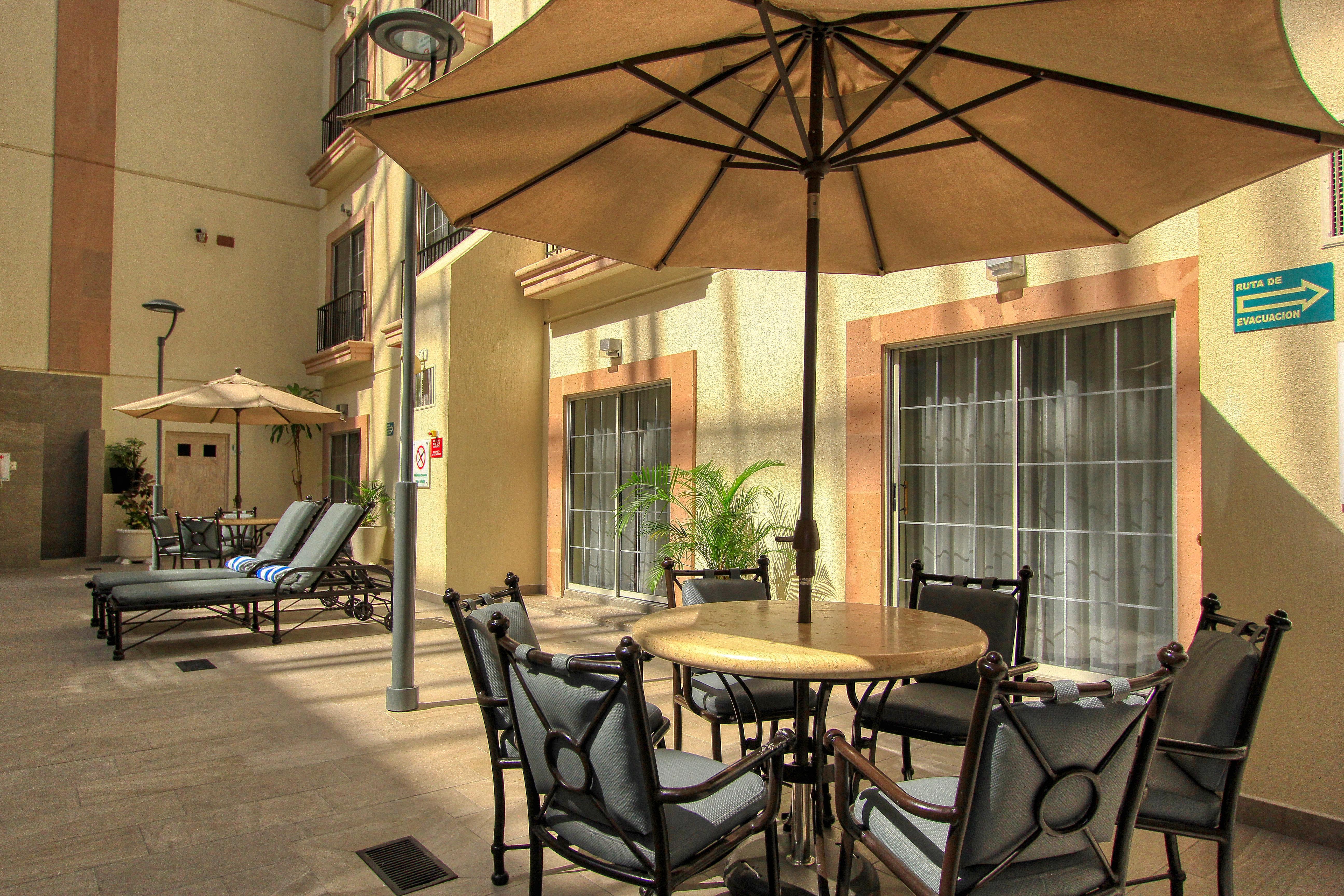 Holiday Inn Leon By Ihg Bagian luar foto